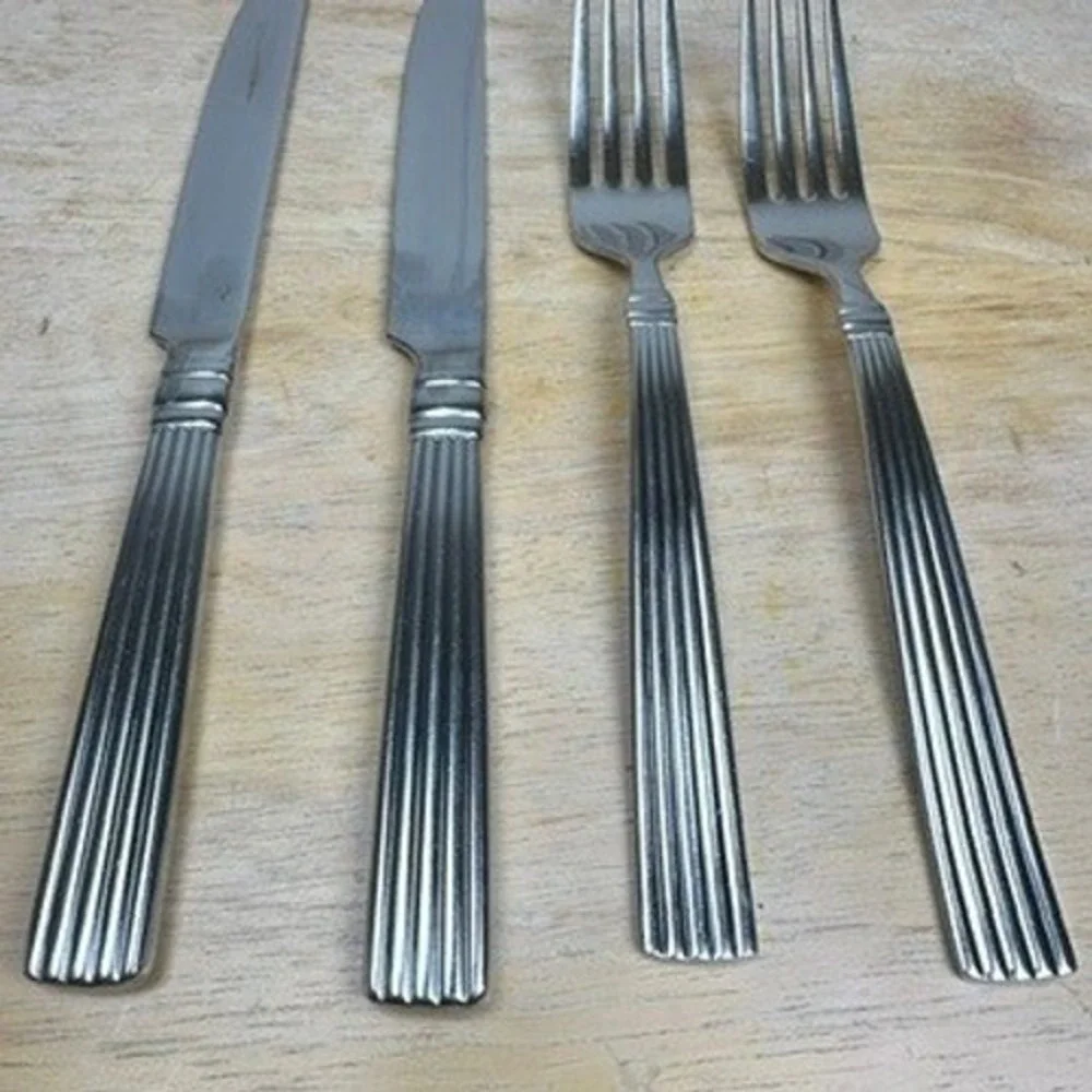 REED & BARTON CRESCENDO II Stainless 18/10 2 Dinner Forks & 2‎ Dinner Knives